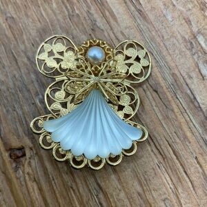 Jane AOL Vintage 1998 Gold Plated Filagree Faux Pearl Brooch Pin